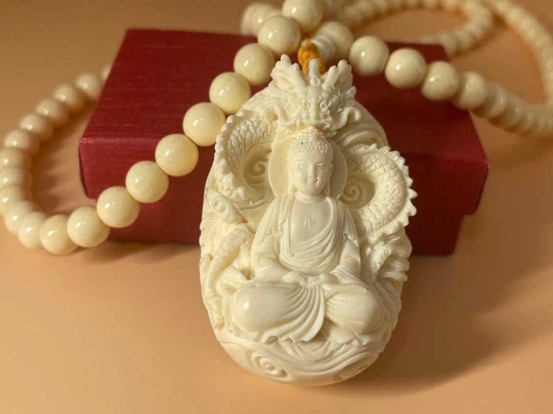 象牙調仕上げペンダント　極細工彫刻　盤龍観音　大変レア　御守り　厄除け　厄祓い