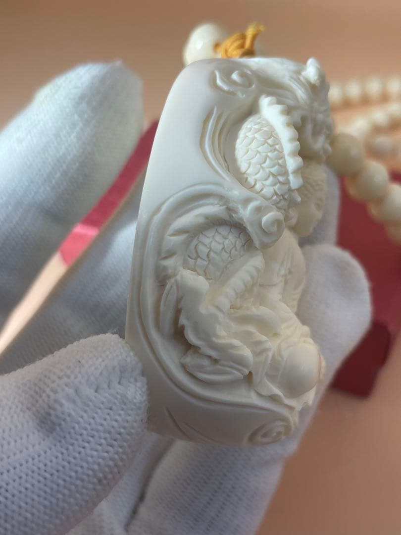 象牙調仕上げペンダント　極細工彫刻　盤龍観音　大変レア　御守り　厄除け　厄祓い