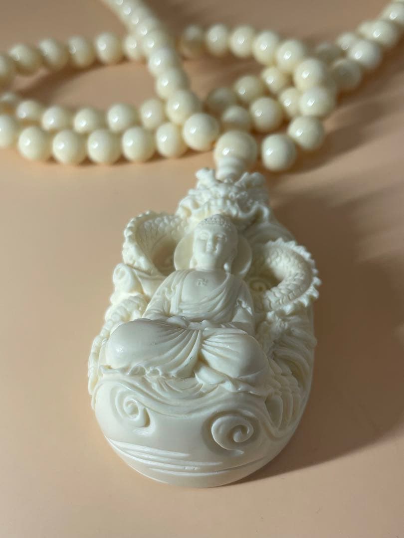 象牙調仕上げペンダント　極細工彫刻　盤龍観音　大変レア　御守り　厄除け　厄祓い