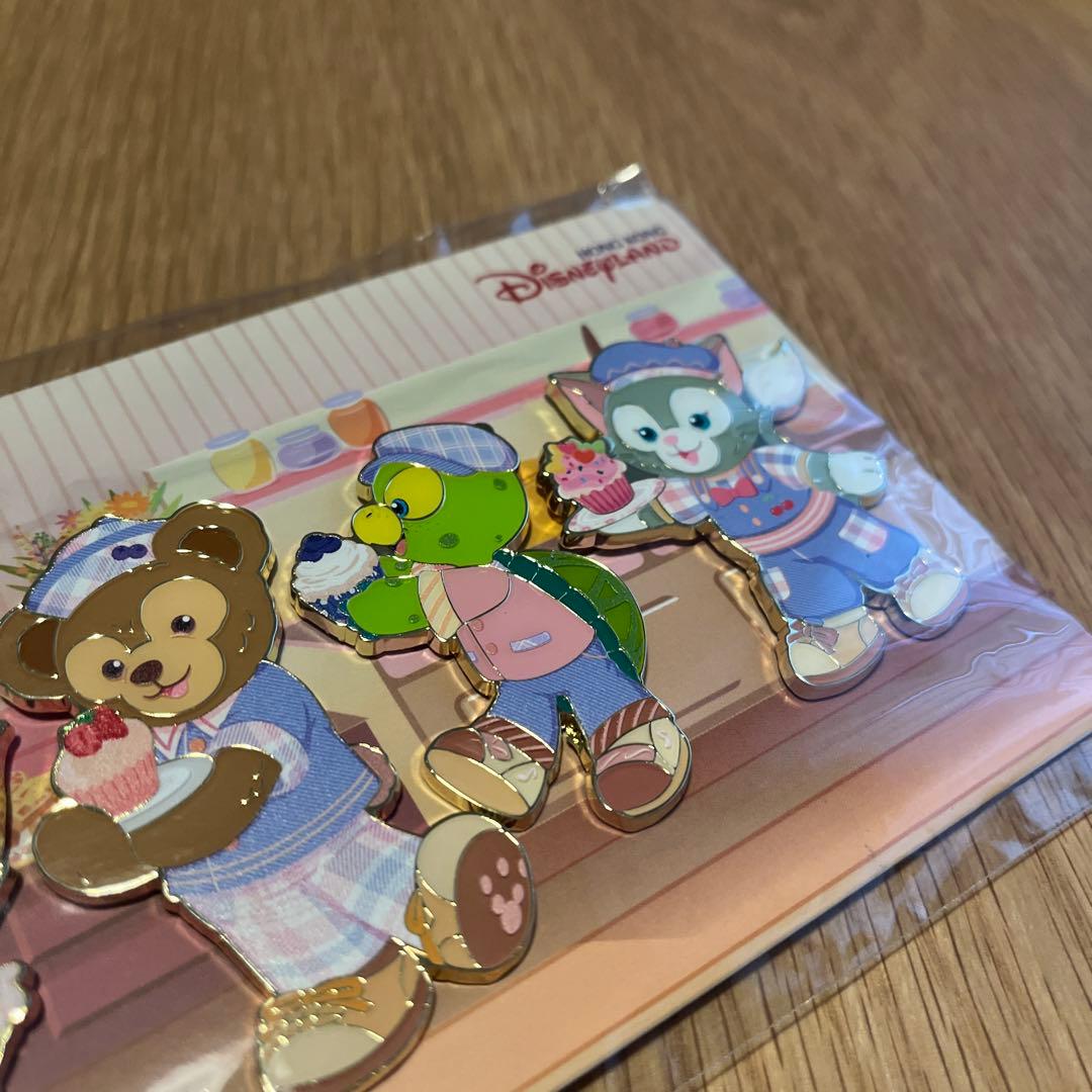 ダッフィー＆フレンズ 非売品 ピンバッジ ディズニー HKDL