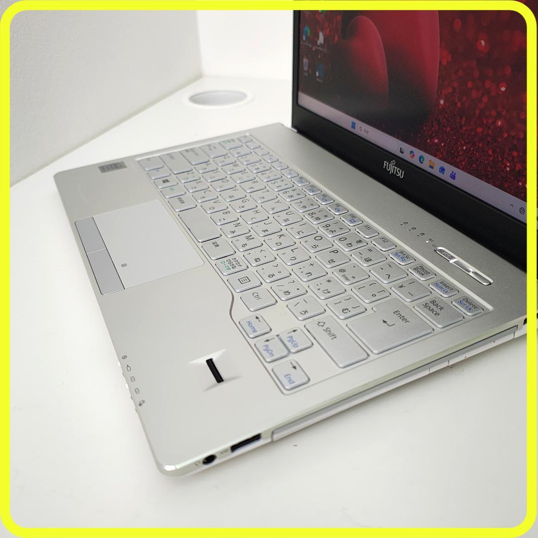 美品　白　新品SSD256⭐️windows11ノートパソコン　薄型軽量　782