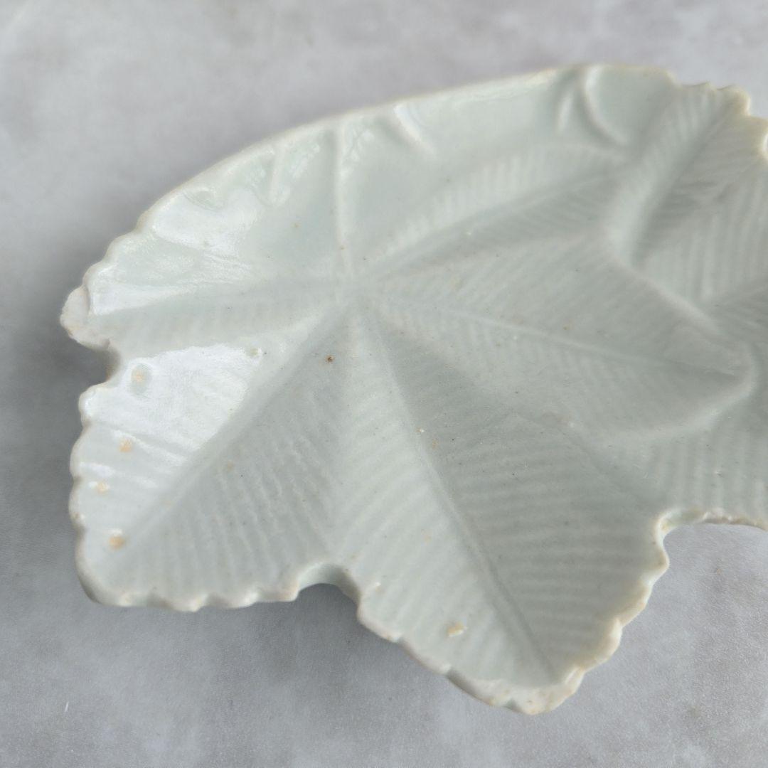 古伊万里　白磁　変形小皿　紅葉　江戸時代　アンティーク　骨董　金継ぎ　金直し