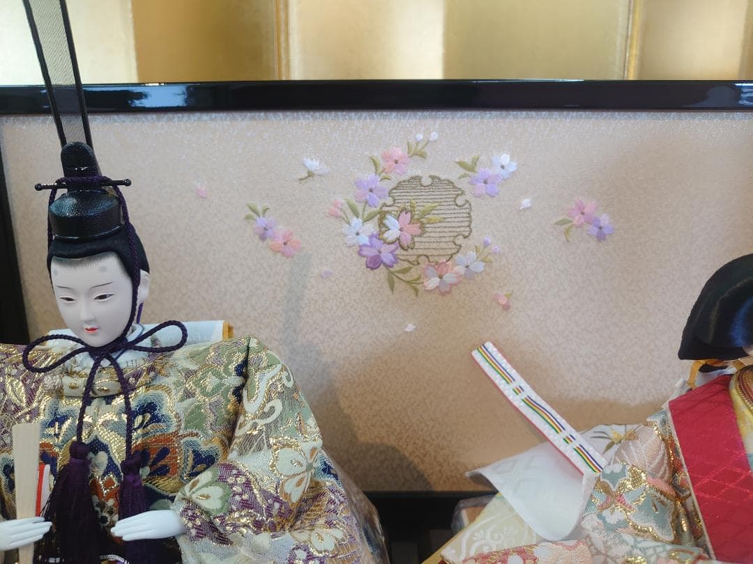 kairi●新品おひなさま●金襴衣装飾り　石帯付人形　刺繍屏風　フルセット