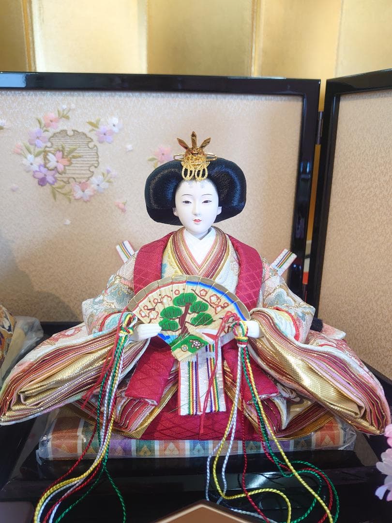 kairi●新品おひなさま●金襴衣装飾り　石帯付人形　刺繍屏風　フルセット