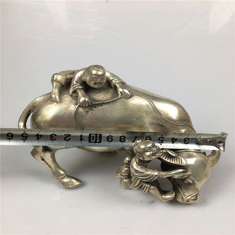 古白銅の子供たち牛の家の装飾品の置物を放します.