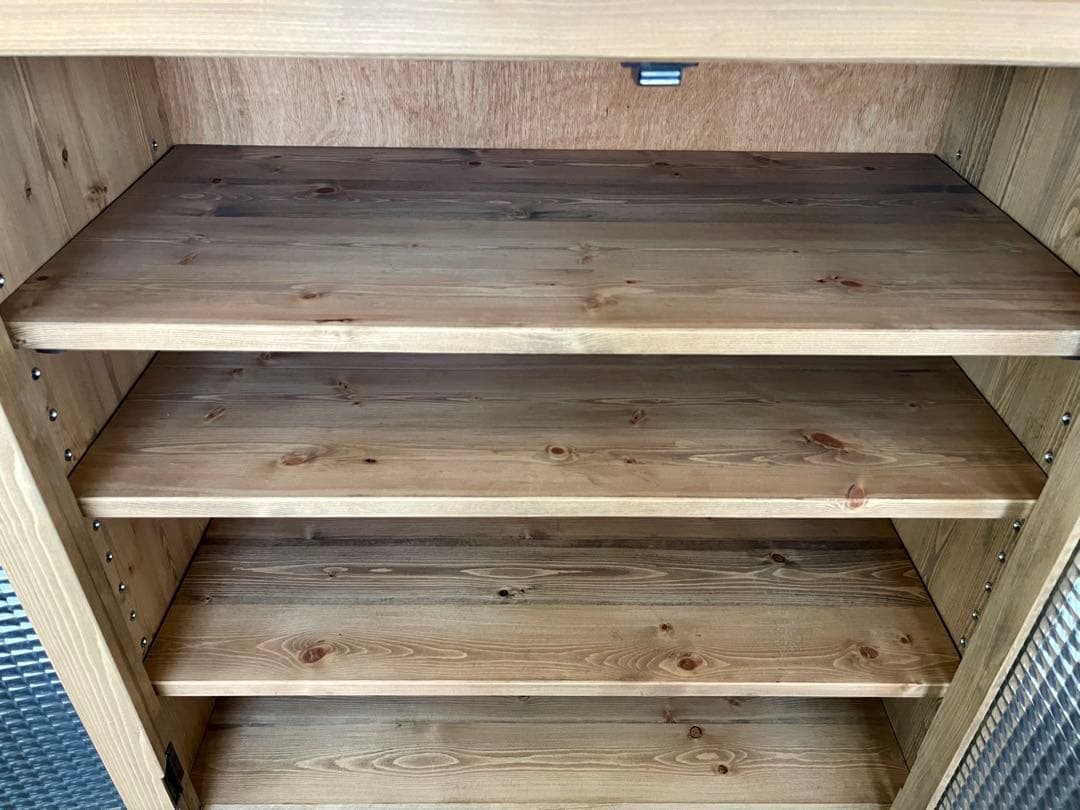 パイン無垢材 オーダーキャビネット チェッカーガラス扉