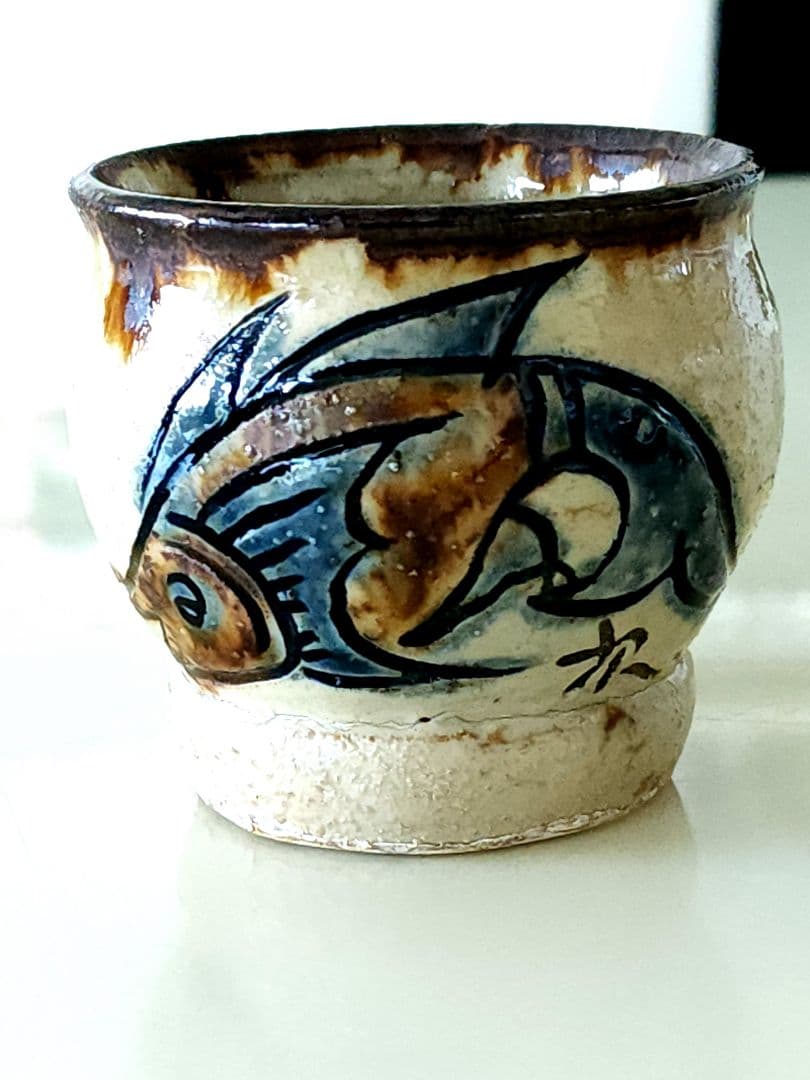 人間国宝 金城次郎 壺屋焼 魚文 海老文湯呑 陶器 高さ約7cm 共箱