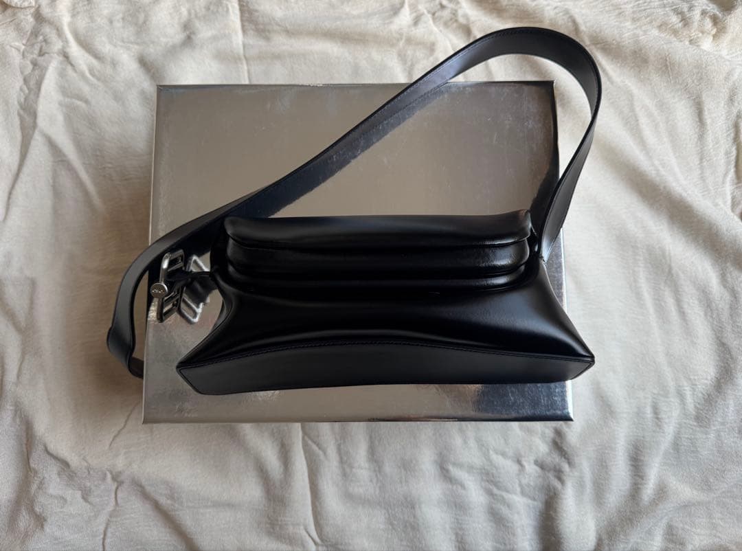 OSOI ブラックレザーショルダーバッグ