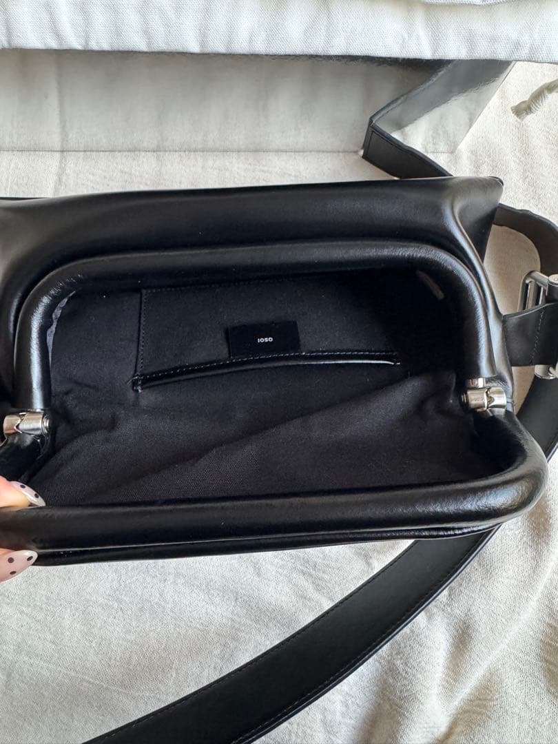 OSOI ブラックレザーショルダーバッグ