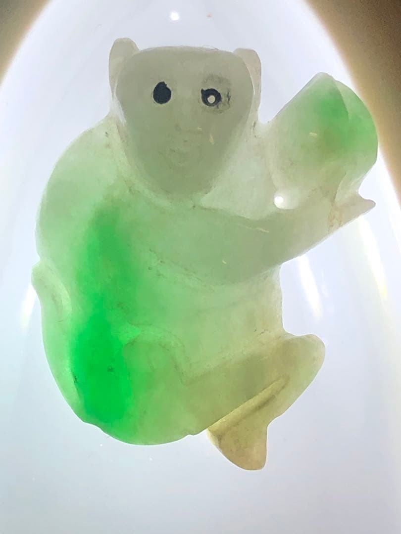 翡翠 (ジェダイト) 白猿 桃の実 根付 中国美術