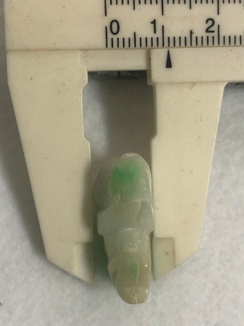 翡翠 (ジェダイト) 白猿 桃の実 根付 中国美術