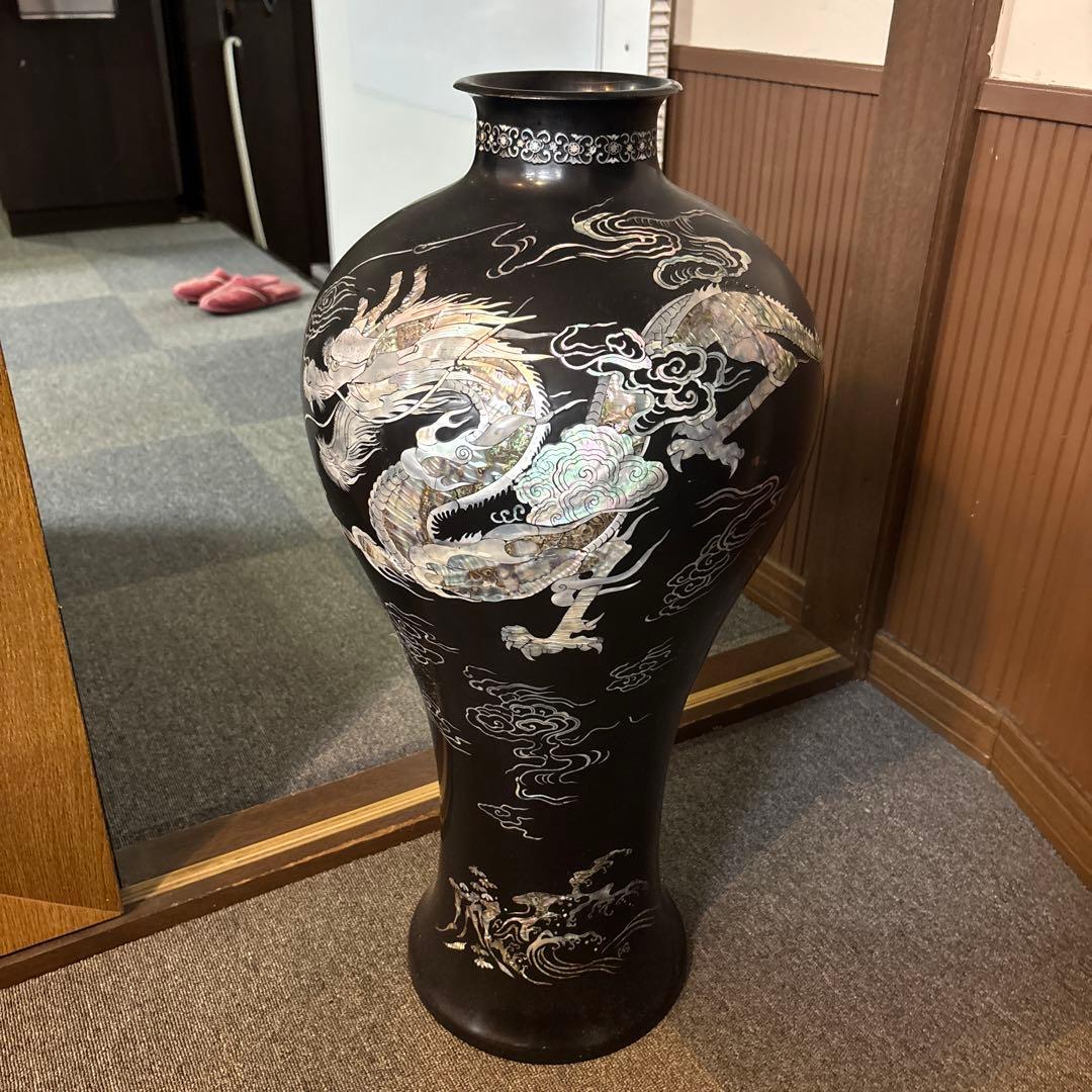 黒色の龍装飾漆器花瓶