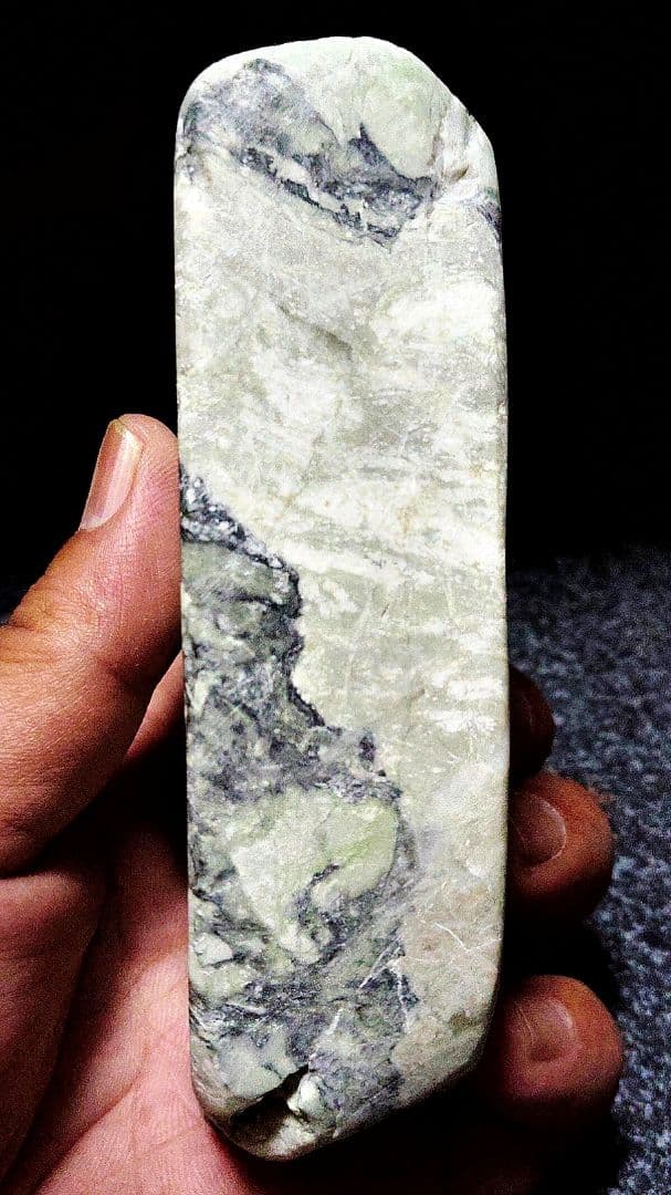 ★翡翠原石★糸魚川硬玉【姫川河口・川ズレ・カット702ｇ】