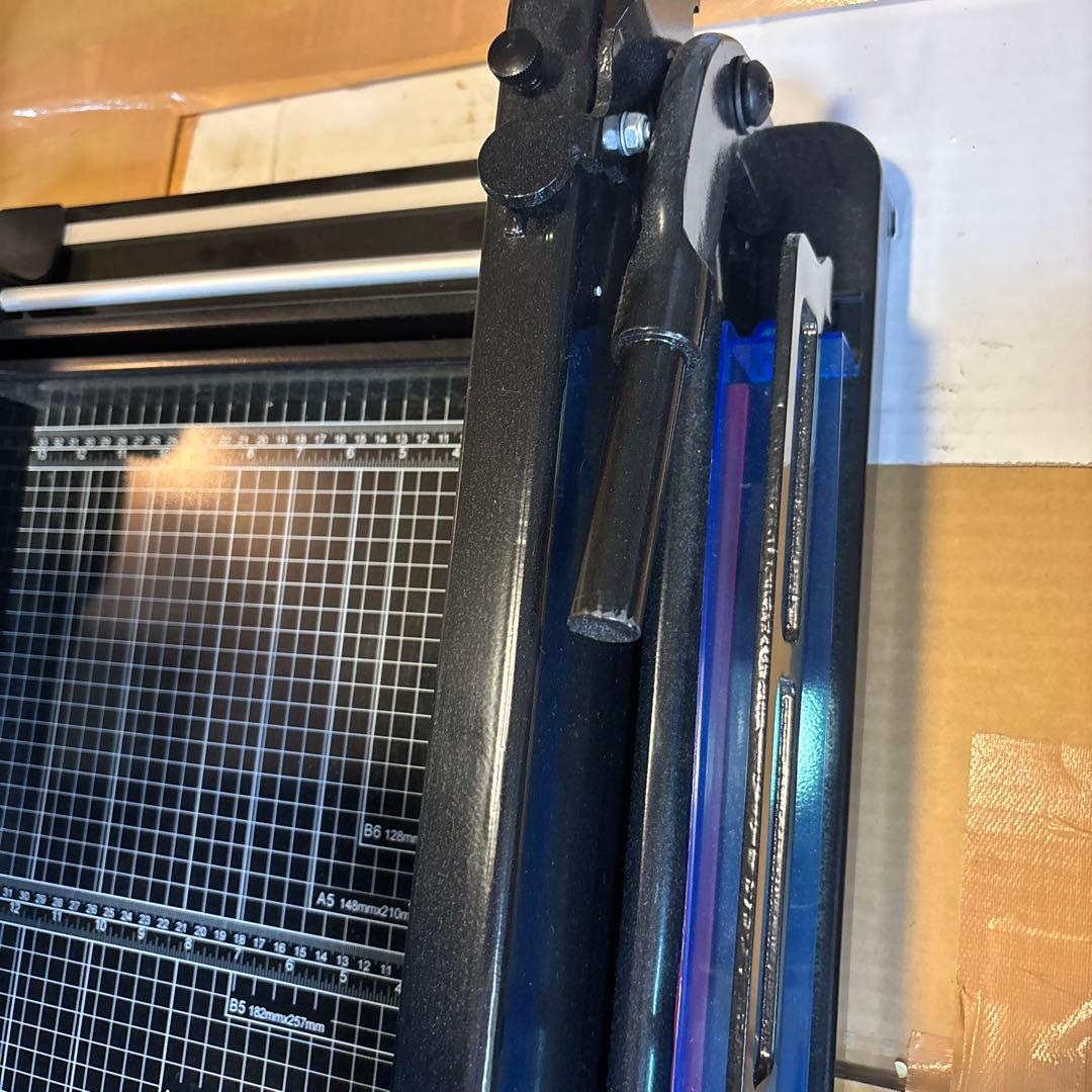 裁断機 A4対応 ブラック グリッド付き