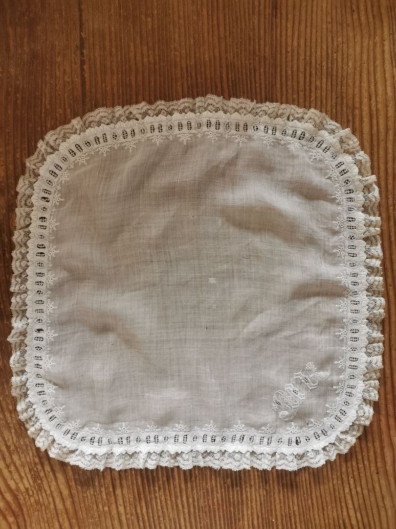アンティーク 奇跡の極細糸刺繍 極小盛上げスカラップ 美しいウェディングハンカチ
