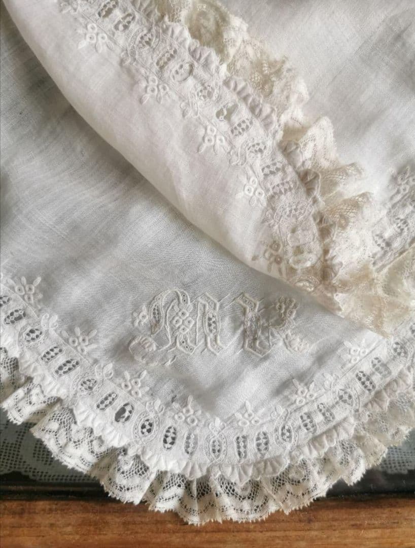 アンティーク 奇跡の極細糸刺繍 極小盛上げスカラップ 美しいウェディングハンカチ