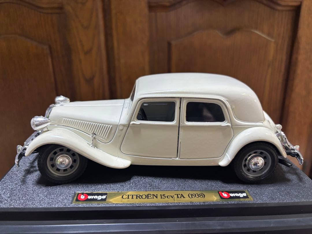 ブラーゴ社シトロエン15cv TAダイキャストメタルモデル　1/24 アイボリー