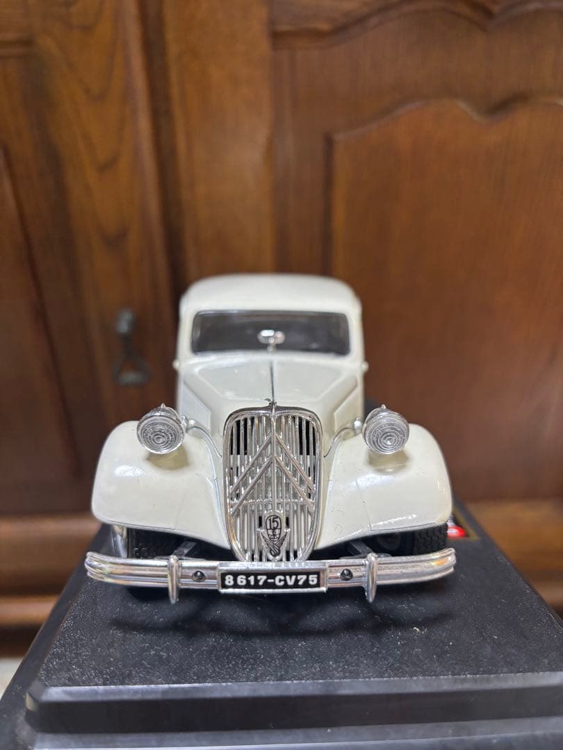 ブラーゴ社シトロエン15cv TAダイキャストメタルモデル　1/24 アイボリー