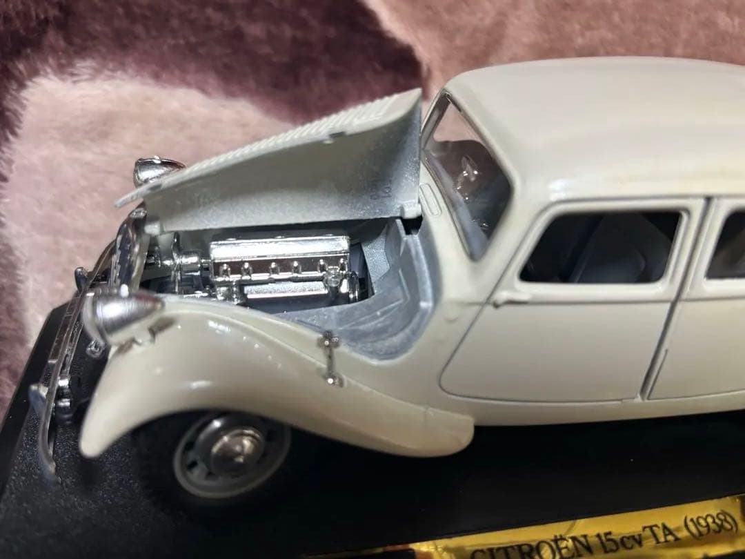 ブラーゴ社シトロエン15cv TAダイキャストメタルモデル　1/24 アイボリー