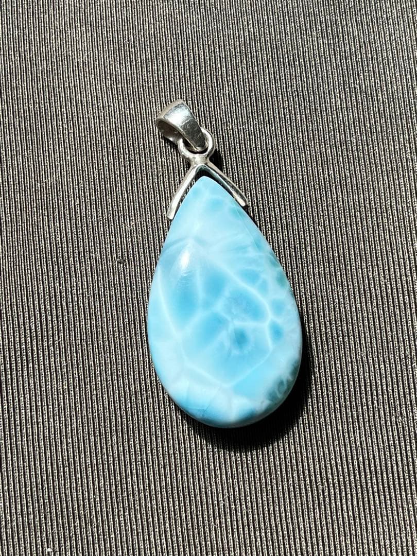 天然石☆品質良し！ラリマーしずく型ペンダントトップ☆透けるブルー＆模様が美しい！