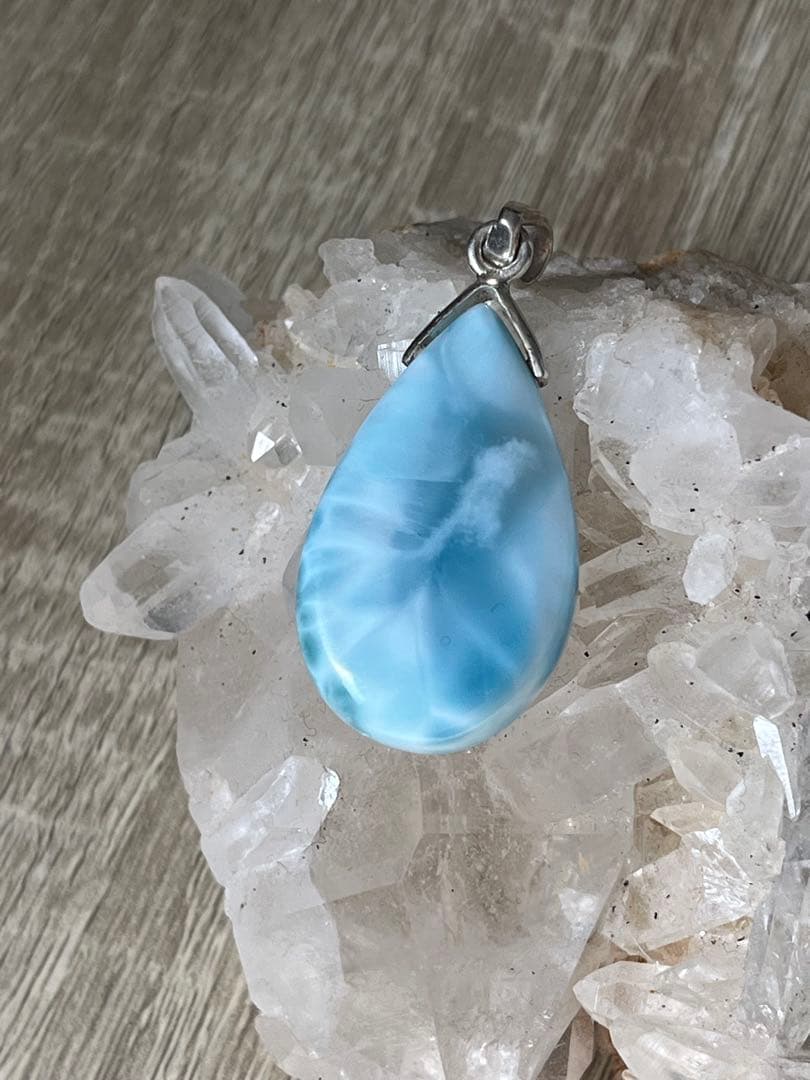天然石☆品質良し！ラリマーしずく型ペンダントトップ☆透けるブルー＆模様が美しい！