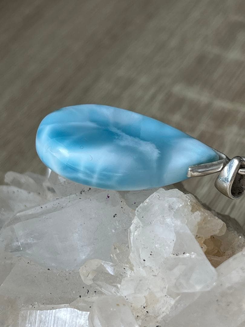 天然石☆品質良し！ラリマーしずく型ペンダントトップ☆透けるブルー＆模様が美しい！
