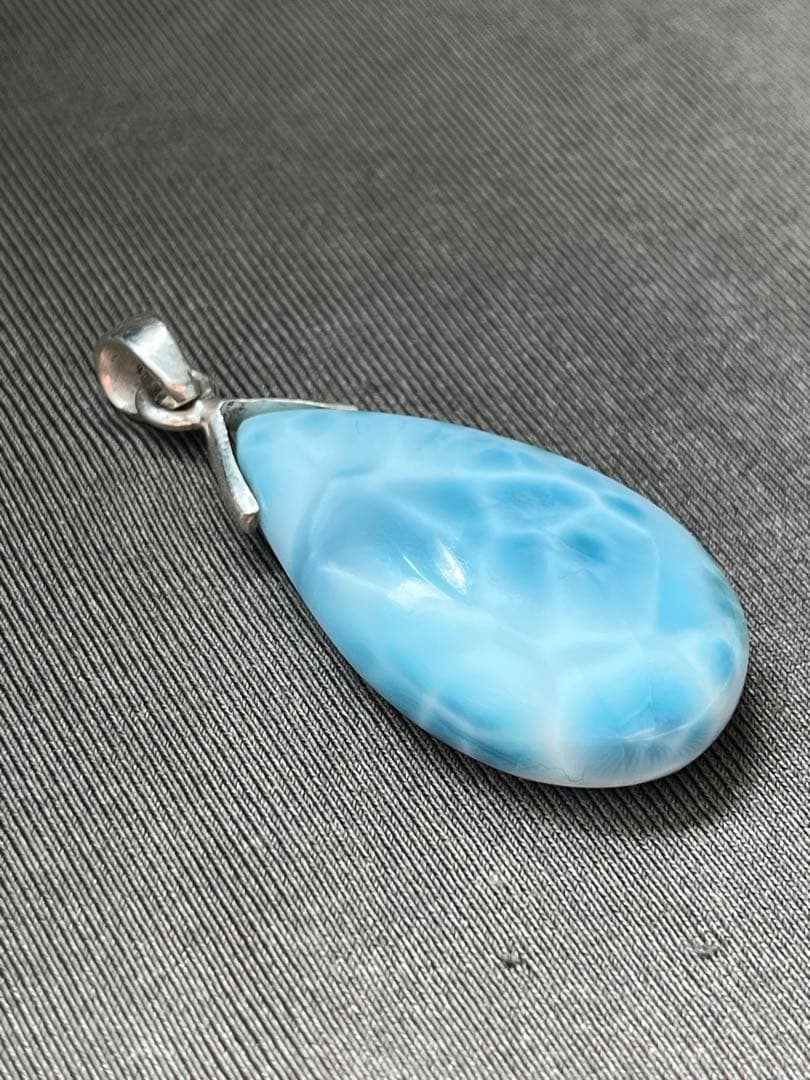 天然石☆品質良し！ラリマーしずく型ペンダントトップ☆透けるブルー＆模様が美しい！