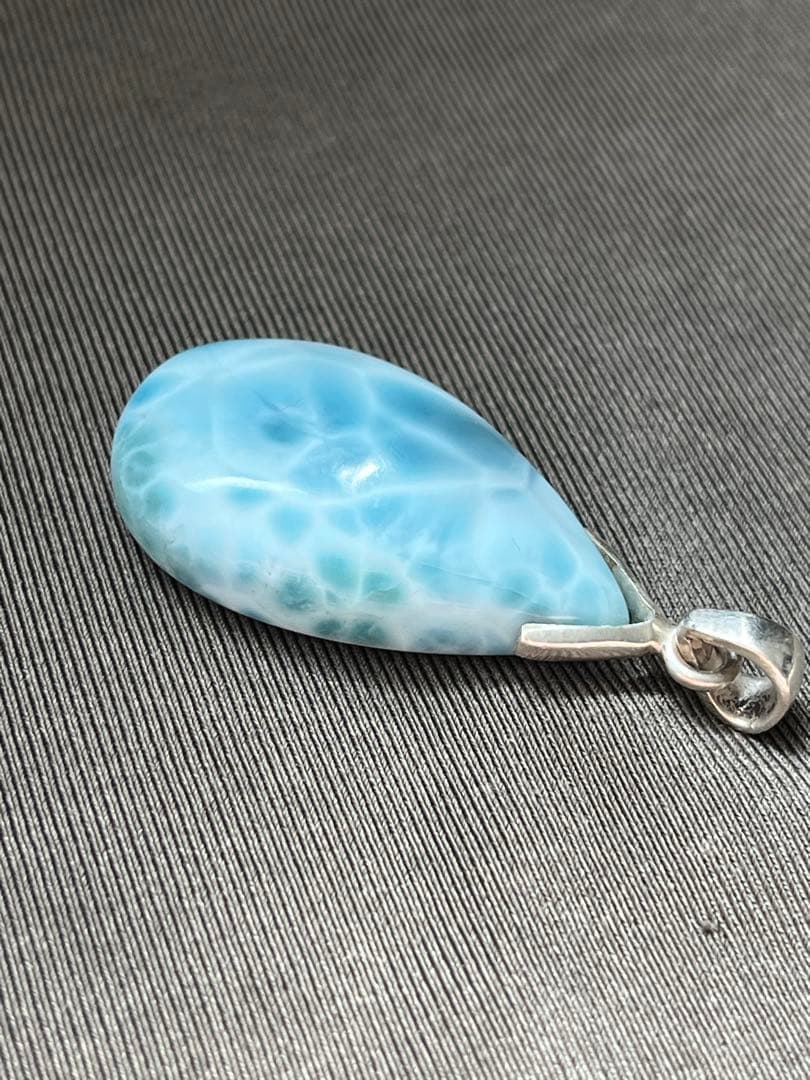 天然石☆品質良し！ラリマーしずく型ペンダントトップ☆透けるブルー＆模様が美しい！