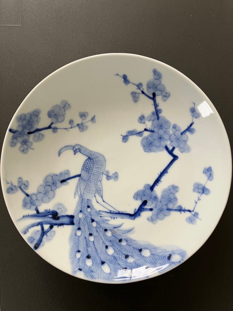 櫛高台の孔雀と花の模様の皿