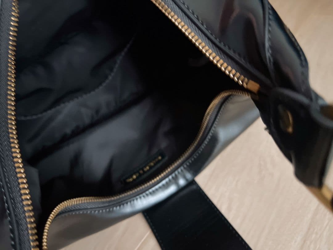 CHARLES & KEITH　 シャーロット ホーボーバッグ 　ブラック