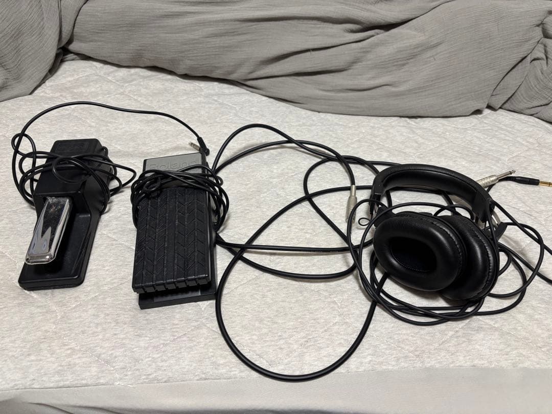 有線ヘッドホンとダンパーペダル2つセット