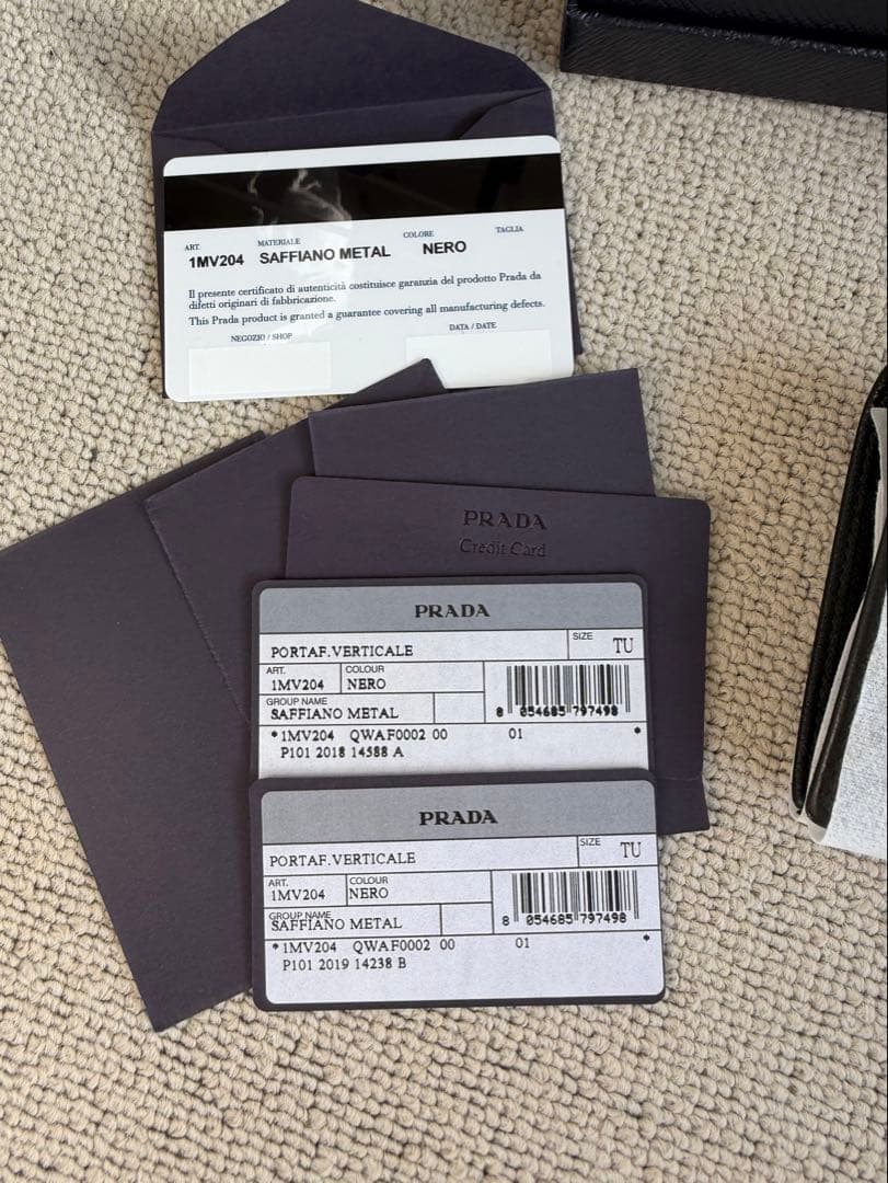 PRADA 二つ折り財布