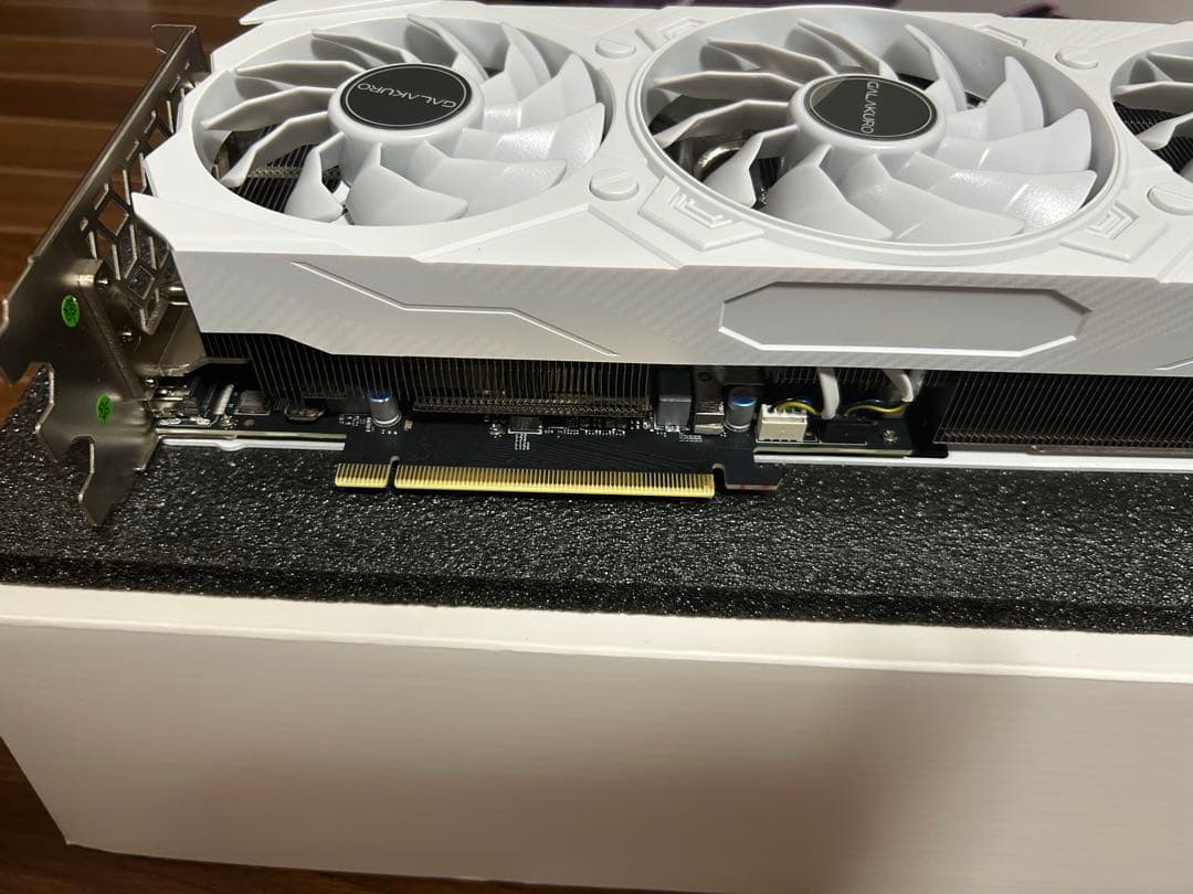 グラボ GeForce RTX4070Ti 12GB WHITE