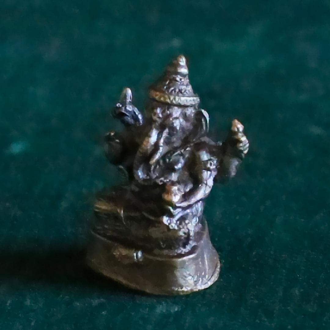 ガネーシャ像（座）　金属製　約2.5cm 　ー インドの小さな神さま ー