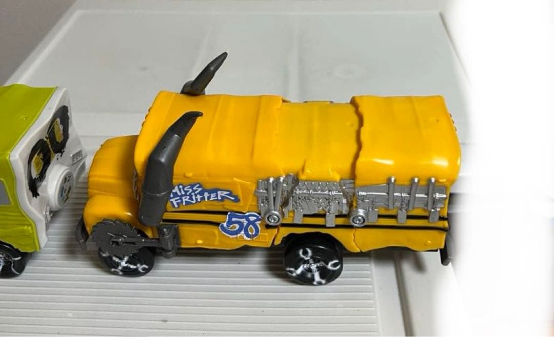 カーズ、ミニカー、マテル（アーヴィー、ミスフリッター）（目が変わるおもちゃ）