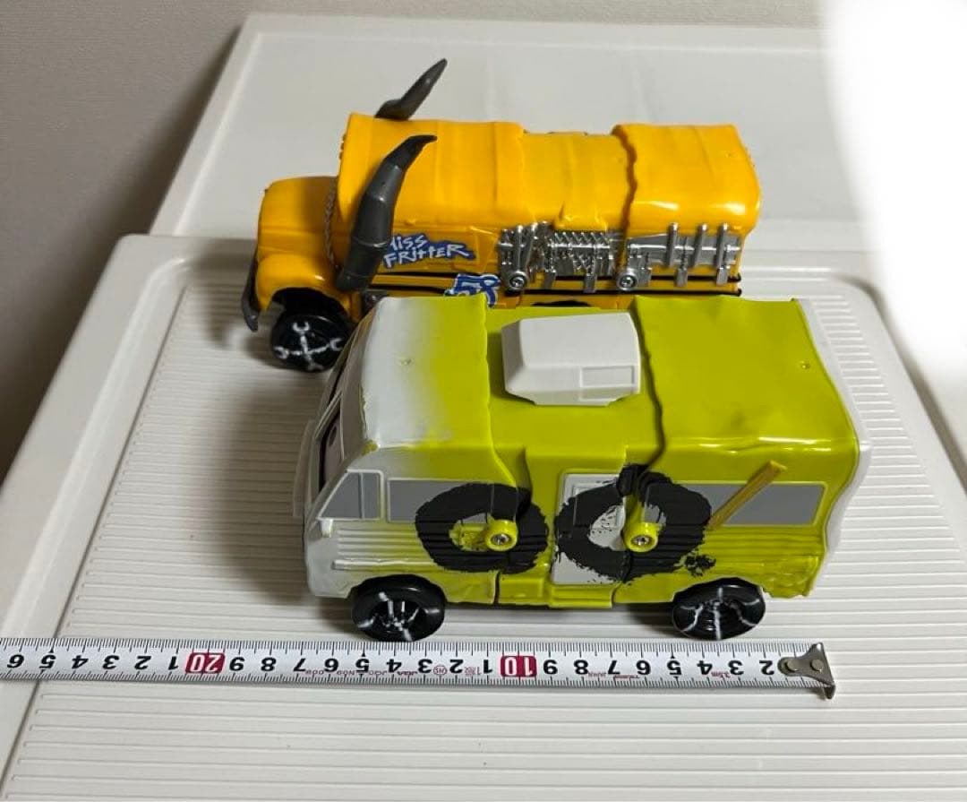 カーズ、ミニカー、マテル（アーヴィー、ミスフリッター）（目が変わるおもちゃ）