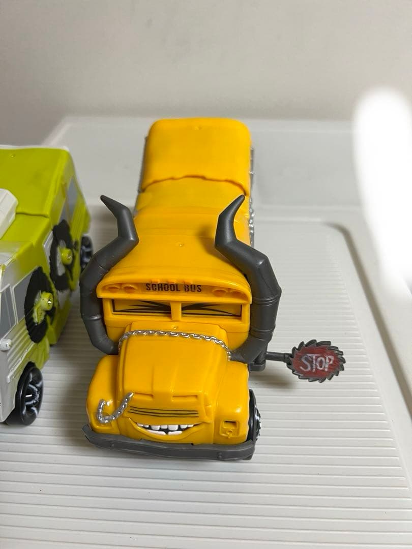 カーズ、ミニカー、マテル（アーヴィー、ミスフリッター）（目が変わるおもちゃ）