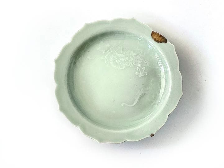 骨董　青磁　印刻雲龍文様　輪花縁　皿　鍋島青磁　古九谷青磁　柿右衛門青磁　辰年