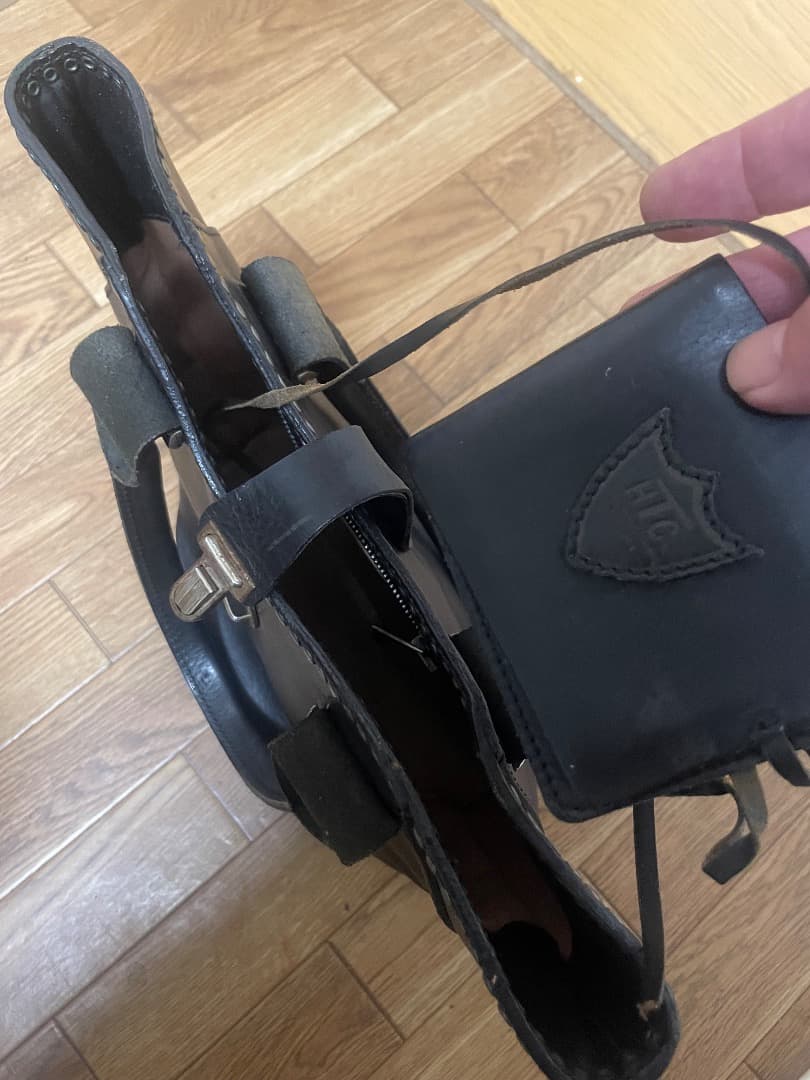 HTC スタッズ付き黒レザーバッグ