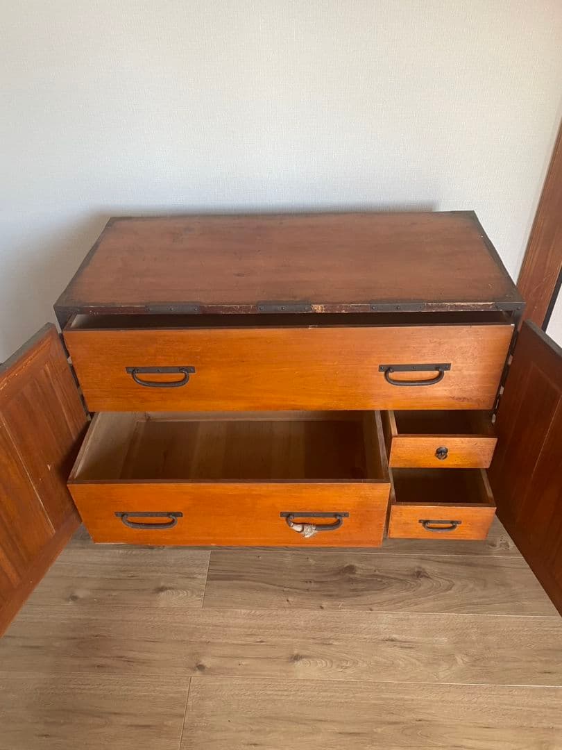 伝統的な和風木製箪笥 引き出し付き