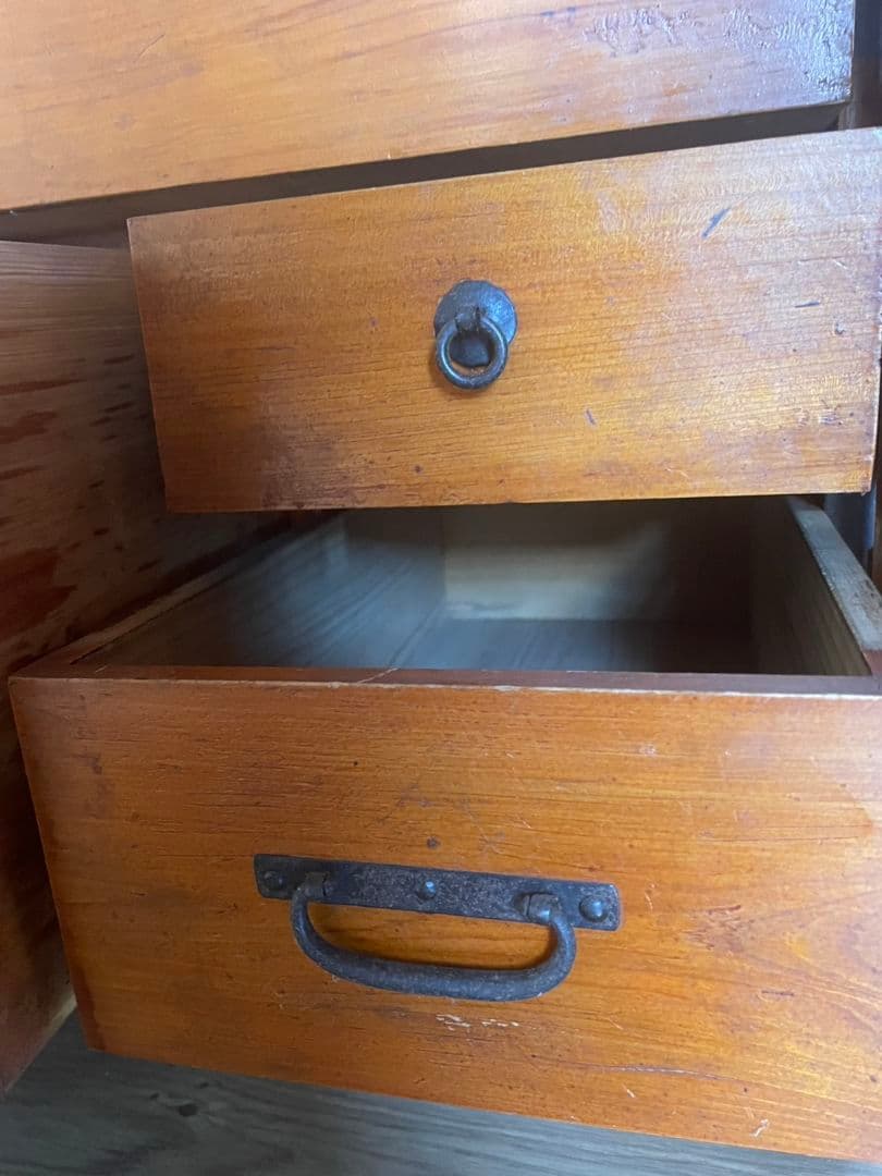 伝統的な和風木製箪笥 引き出し付き