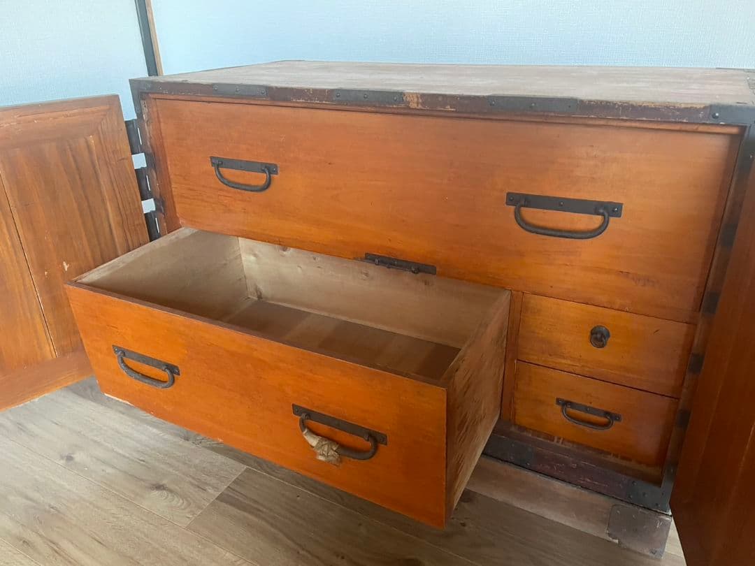 伝統的な和風木製箪笥 引き出し付き