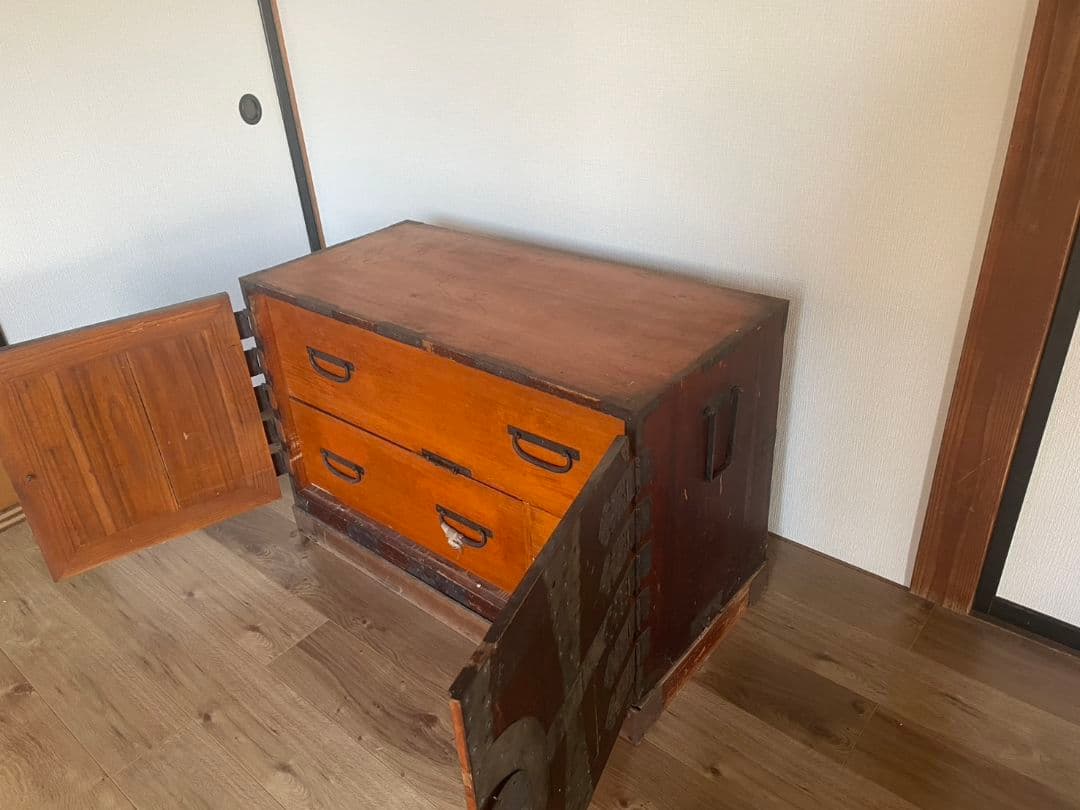 伝統的な和風木製箪笥 引き出し付き