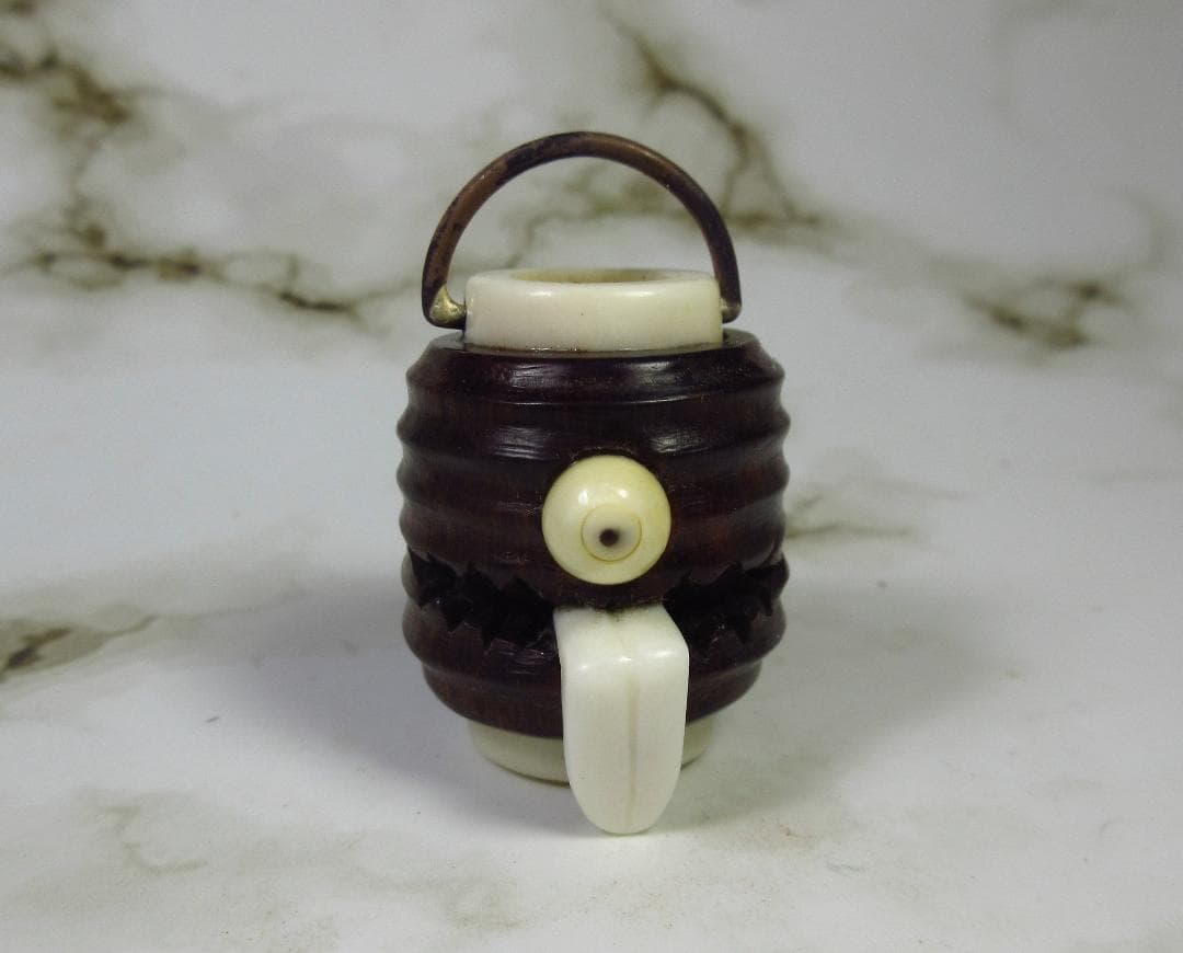 日本妖怪・お化け 「希少銘木・破れ提灯お化け」　　 緒締め 根付・提げ物