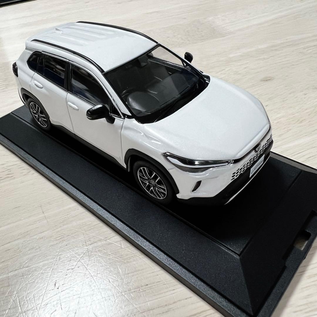 新型カローラクロス　ミニカー　プラチナホワイトパールマイカ