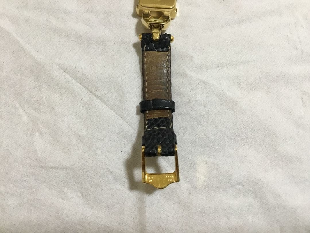 GUCCI レディース　ゴールド　ブラック レザー 腕時計　スクエア　不動