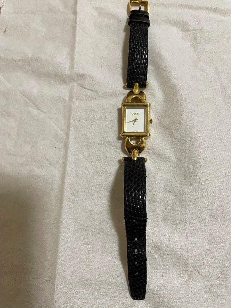 GUCCI レディース　ゴールド　ブラック レザー 腕時計　スクエア　不動