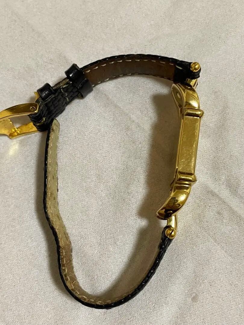 GUCCI レディース　ゴールド　ブラック レザー 腕時計　スクエア　不動