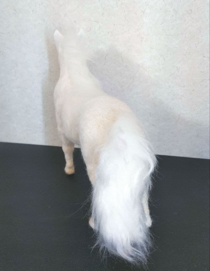 羊毛フェルト 白馬