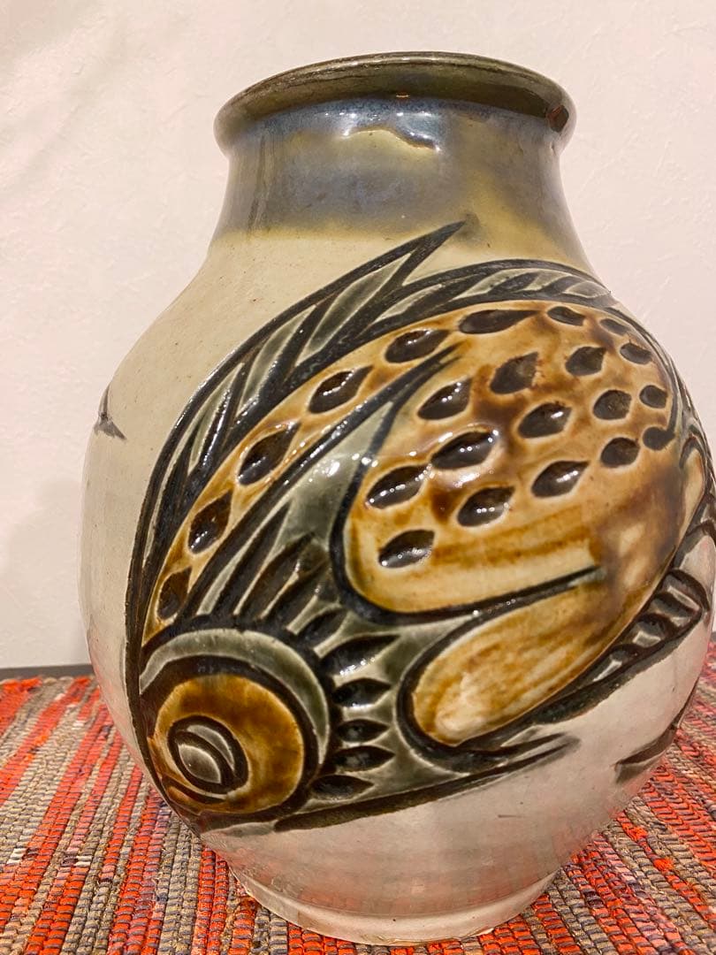 宮城須美子作　線彫魚紋　壺